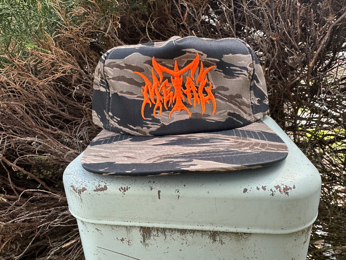 METAL LOGO TIGER CAMO/ORANGE HAT